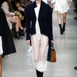 Vestido largo con transparencias y bordados de Burberry en su colección otoño/invierno 2017/2018 en London Fashion Week