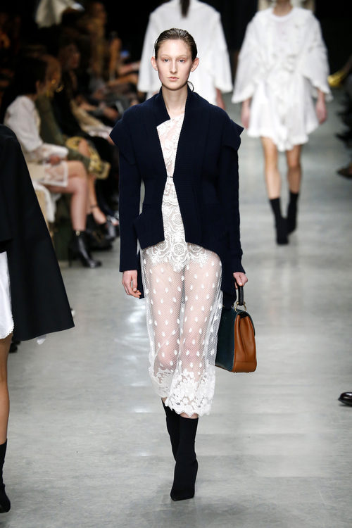 Vestido largo con transparencias y bordados de Burberry en su colección otoño/invierno 2017/2018 en London Fashion Week