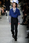 Pantalón azul klein y camiseta de rayas marineras de Burberry en su colección otoño/invierno 2017/2018 en London Fashion Week