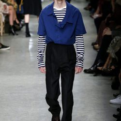 Pantalón azul klein y camiseta de rayas marineras de Burberry en su colección otoño/invierno 2017/2018 en London Fashion Week