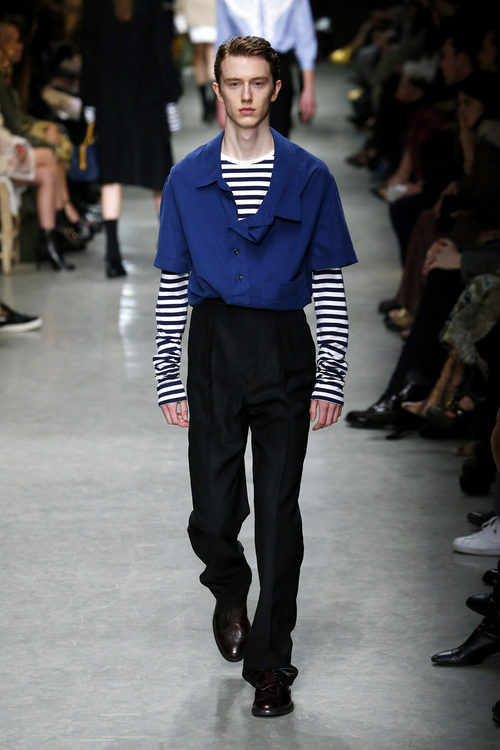 Pantalón azul klein y camiseta de rayas marineras de Burberry en su colección otoño/invierno 2017/2018 en London Fashion Week