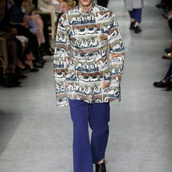 Pantalón y camisa larga estampada de Burberry en su colección otoño/invierno 2017/2018 en London Fashion Week