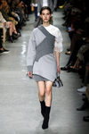 Vestido con superposición en gris de Burberry en su colección otoño/invierno 2017/2018 en London Fashion Week