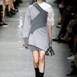 Vestido con superposición en gris de Burberry en su colección otoño/invierno 2017/2018 en London Fashion Week