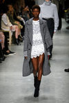 Trenca tartán con vestido colorido de Burberry en su colección otoño/invierno 2017/2018 en London Fashion Week