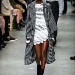 Trenca tartán con vestido colorido de Burberry en su colección otoño/invierno 2017/2018 en London Fashion Week