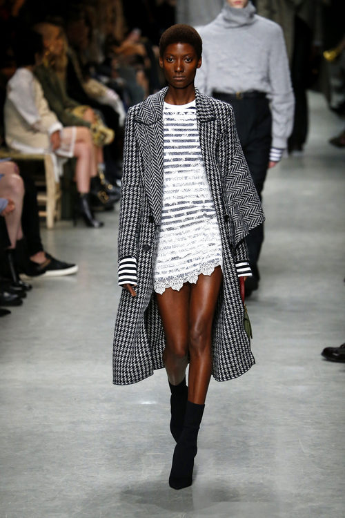 Trenca tartán con vestido colorido de Burberry en su colección otoño/invierno 2017/2018 en London Fashion Week