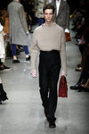 Jersey oversize y pantalón recto de Burberry en su colección otoño/invierno 2017/2018 en London Fashion Week