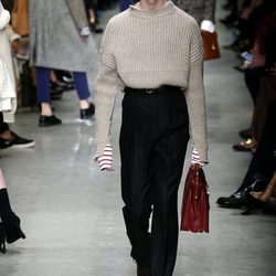 Jersey oversize y pantalón recto de Burberry en su colección otoño/invierno 2017/2018 en London Fashion Week