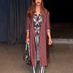 Sara Carbonero con un look pijamero en el desfile de Burberry en la London Fashion Week