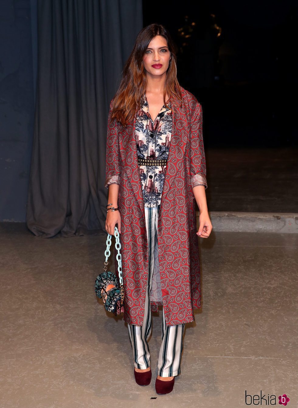 Sara Carbonero con un look pijamero en el desfile de Burberry en la London Fashion Week