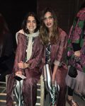 Sara Carbonero y Leandra Medine con un mismo look en el desfile de Burberry en la London Fashion Week