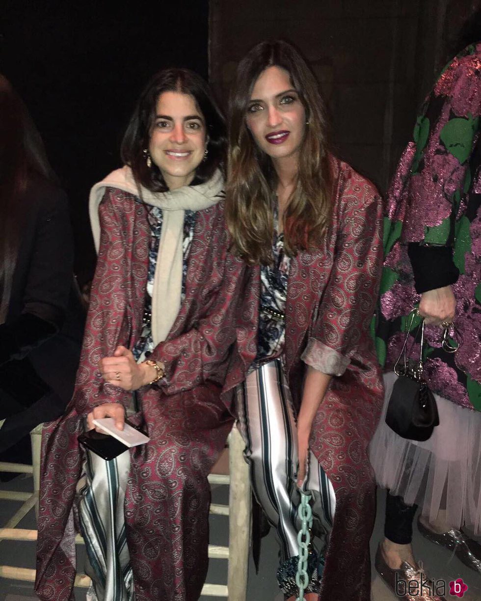 Sara Carbonero y Leandra Medine con un mismo look en el desfile de Burberry en la London Fashion Week