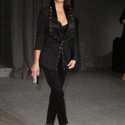 Penélope Cruz con un traje de chaqueta en el desfile de Burberry en la London Fashion Week