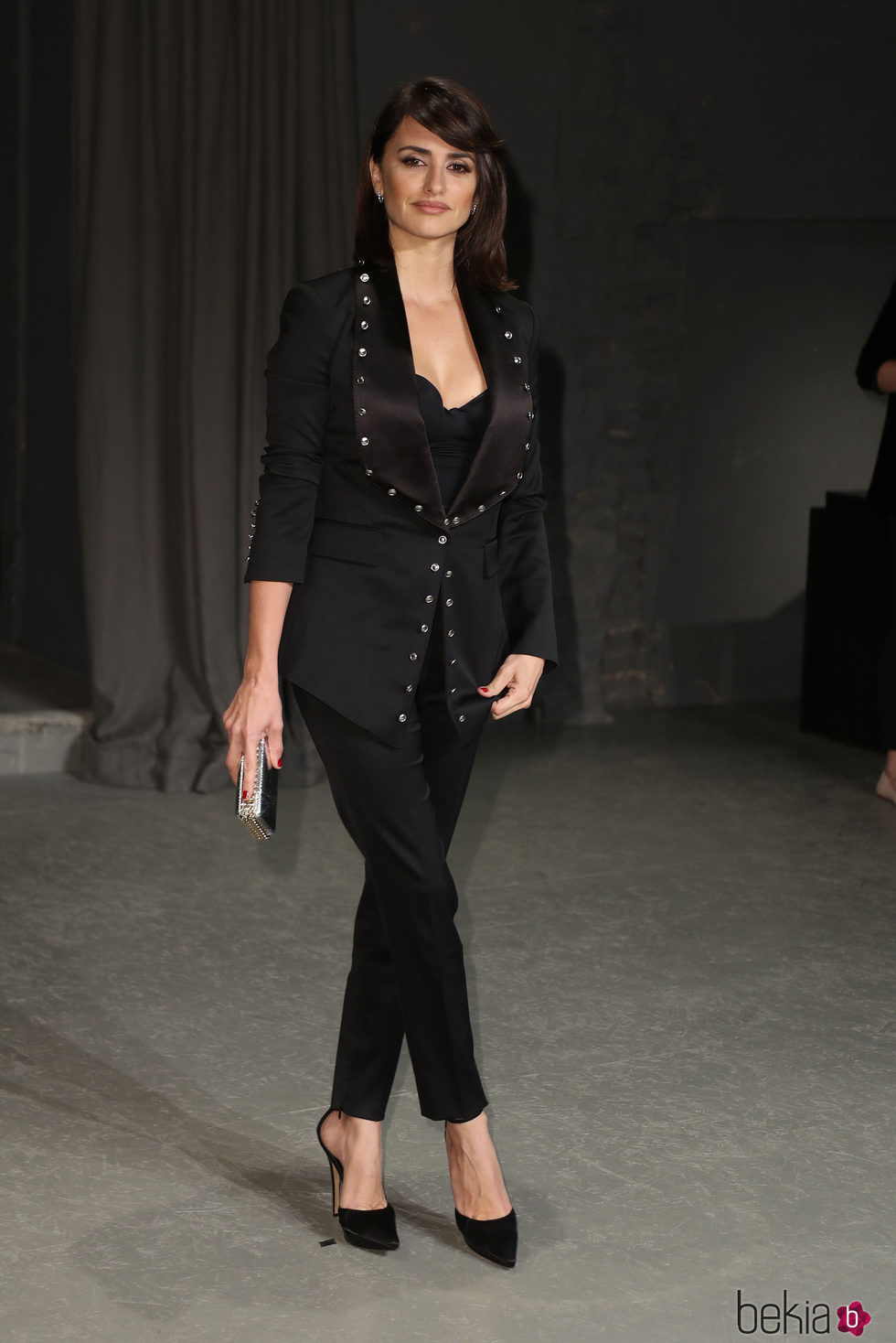 Penélope Cruz con un traje de chaqueta en el desfile de Burberry en la London Fashion Week