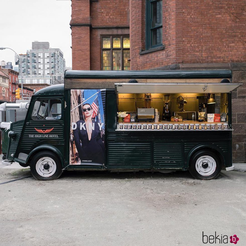 Food Truck con la cara de Bella Hadid en la campaña primavera/verano 2017 de DKNY