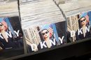 Discos con la imagen de Bella Hadid en la campaña primavera/verano 2017 de DKNY