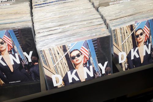 Discos con la imagen de Bella Hadid en la campaña primavera/verano 2017 de DKNY