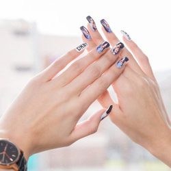 Manicura con la imagen de Bella Hadid en la campaña primavera/verano 2017 de DKNY