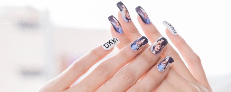 Manicura con la imagen de Bella Hadid en la campaña primavera/verano 2017 de DKNY