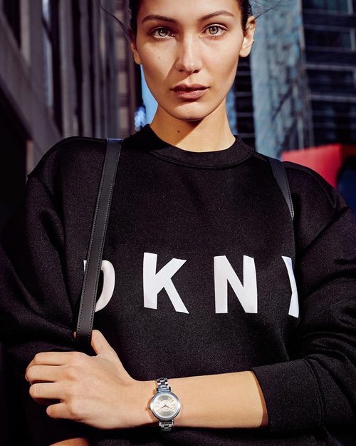 Bella Hadid con un jersey de lana de la campaña primavera/verano 2017 de DKNY