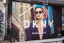 Cierre de tienda con la imagen de Bella Hadid de la campaña primavera/verano 2017 de DKNY