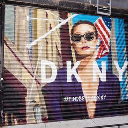 Cierre de tienda con la imagen de Bella Hadid de la campaña primavera/verano 2017 de DKNY