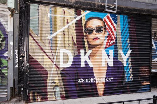 Cierre de tienda con la imagen de Bella Hadid de la campaña primavera/verano 2017 de DKNY