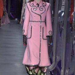 Abrigo rosa cuarzo de Gucci otoño/invierno 2017/2018 en la Milán Fashion Week