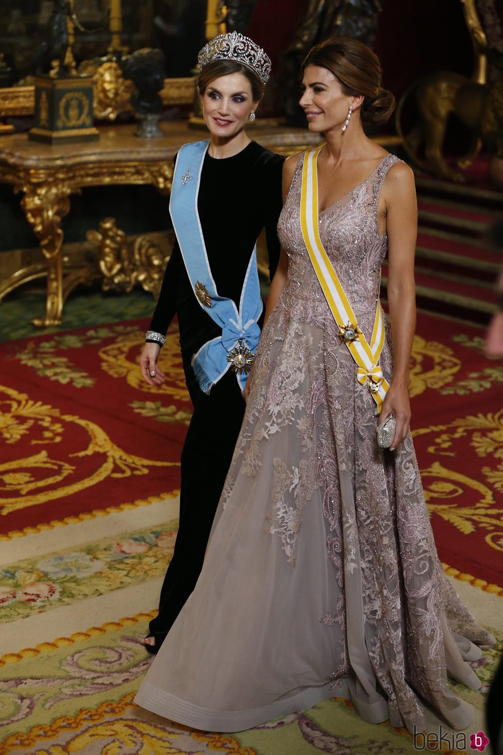 La Reina Letizia y Juliana Awada con looks diferentes en la cena de honor al Presidente de la República Argentina