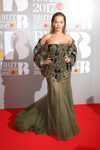 Rita Ora con un vestido verde con pedrería en los BRIT Awards 2017