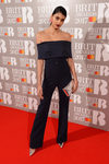 Neelam Gill con un jumpsuit azul noche en los BRIT Awards 2017