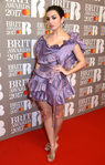 Charli XCX con un vestido lila en los BRIT Awards 2017