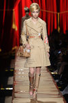 Gigi Hadid con una gabardina de Moschino otoño/invierno 2017/2018 en la Milán Fashion Week