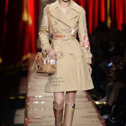 Gigi Hadid con una gabardina de Moschino otoño/invierno 2017/2018 en la Milán Fashion Week