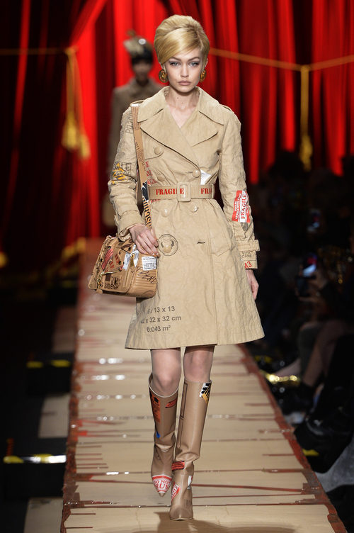 Gigi Hadid con una gabardina de Moschino otoño/invierno 2017/2018 en la Milán Fashion Week