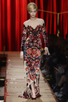 Gigi Hadid con un vestido colorido de Moschino otoño/invierno 2017/2018 en la Milán Fashion Week