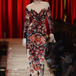 Gigi Hadid con un vestido colorido de Moschino otoño/invierno 2017/2018 en la Milán Fashion Week