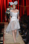 Vestido de papel de burbujas de Moschino otoño/invierno 2017/2018 en la Milán Fashion Week