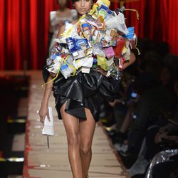 Top de reciclaje de Moschino otoño/invierno 2017/2018 en la Milán Fashion Week