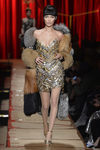 Bella Hadid con un vestido de chapas de Moschino otoño/invierno 2017/2018 en la Milán Fashion Week