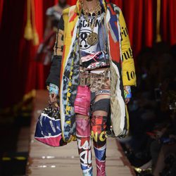 Total look de revista de Moschino otoño/invierno 2017/2018 en la Milán Fashion Week