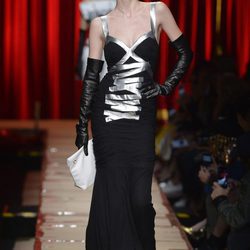 Vestido de corte recto de Moschino otoño/invierno 2017/2018 en la Milán Fashion Week