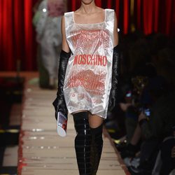 Vestido-bolsa de plástico de Moschino otoño/invierno 2017/2018 en la Milán Fashion Week