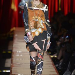 Vestido estampado de Moschino otoño/invierno 2017/2018 en la Milán Fashion Week