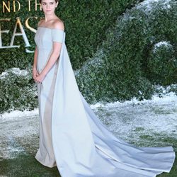 Emma Watson con un vestido con capa en la premiere de 'La Bella y la Bestia' en Londres