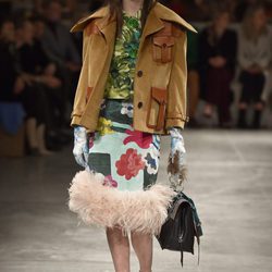 Falda con plumas de Prada otoño/invierno 2017/2018 en la Milán Fashion Week