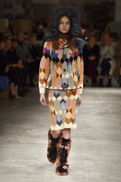Total look geométrico de Prada otoño/invierno 2017/2018 en la Milán Fashion Week