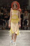 Vestido con plumas de Prada otoño/invierno 2017/2018 en la Milán Fashion Week
