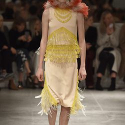 Vestido con plumas de Prada otoño/invierno 2017/2018 en la Milán Fashion Week